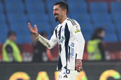 Usta mu nezavreli Bizarne vylucenie v tureckej lige dve zlte a cervena za par sekund