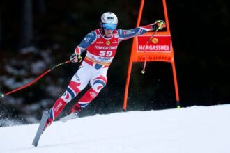 VIDEO divaci sa uhybali niekolko metrov sa vznasal vo vzduchu po narocnom pade odvazal francuza z trate vrtulnik