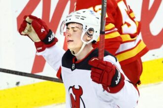 rekord simona nemca v nhl zaziaril v predlzenei regenda sa pobral do konfliktu vystroj zhodili aj brankari