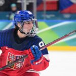 Dobre rano vsetkym okrem Kaltounkovej Cela Kanada sa hneva na cesku hviezdu svojim tvrdym hitom zranila najlepsiu hokejistku sveta