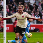 Drama rozuzlil v 97 minute Mac Allister Liverpool sa po vyhree dotiahol na Chelsea