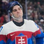 Frustrovani Slovaci trieskali hokejkami Nahnevany Slafkovsky Je jedno ci sme stvrti alebo posledni medailu nemame