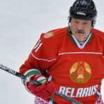 Lukasenko sa opat objavil na lade s hokejkou v ruke Hitom zapasu bol jeho gol alebo skr reakcia superov