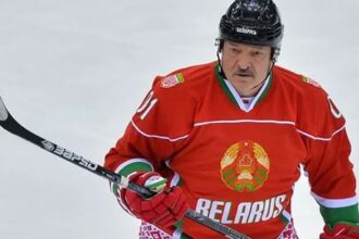 Lukasenko sa opat objavil na lade s hokejkou v ruke Hitom zapasu bol jeho gol alebo skr reakcia superov