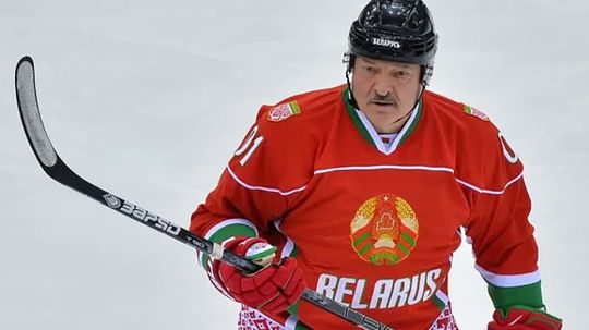 Lukasenko sa opat objavil na lade s hokejkou v ruke Hitom zapasu bol jeho gol alebo skr reakcia superov