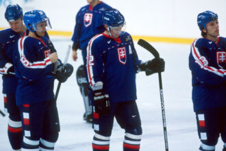 Na palube je hokejista v bezvedomi takmer bez pulzu zanik malych slovakov sa zacina