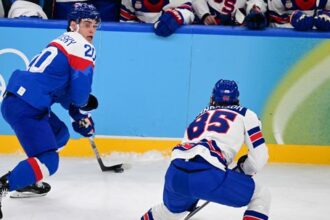 Odeny do slovenskej vlajky Americku golovu smrst priamo na stadione sledoval aj otec Juraja Slafkovskeho syn ho potesil presnym zasahom