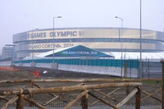 Problemy s halou nemaju konca Par dni pred olympiadou pri nej policajti zastrelili muza okolie patri dilerom