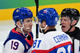 Slovaka biju do hlavy a rozhodcovia nic Chytte ho a vyhodte Americki provokateri ukazuju za co dostavaju miliony