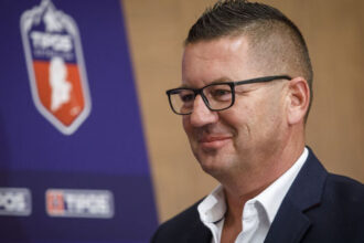 Sokujuce Majitel slovenskeho hokejoveho klubu skocil za mrezami Je podozrivy z ublizenia na zdravi a vydierania