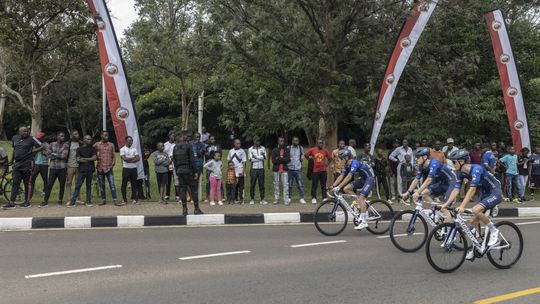 tragicky start tour du rwanda po naraze karavanu zomreli dvaja divaci sest sa zranilo