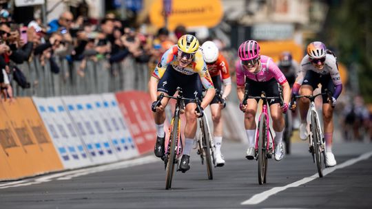 Brutalne pady na Milan San Remo Mam velke obavy bolo to strasne hovoril zdeseny cesky komentator Pogacarovi chyba uz len