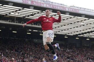 Cervena karta a pokutovy kop k tomu Manchester United otocil zapas s Crystal Palace londynske derby pre Arsenal