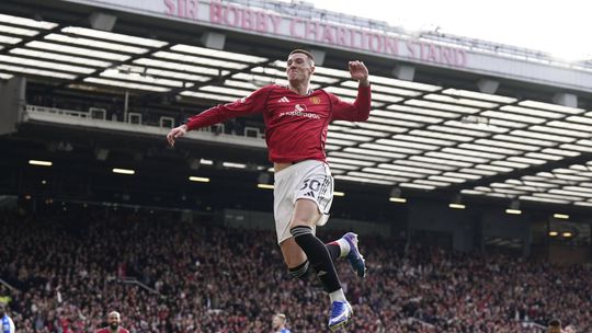 Cervena karta a pokutovy kop k tomu Manchester United otocil zapas s Crystal Palace londynske derby pre Arsenal