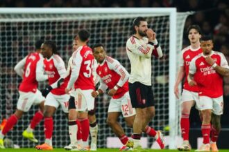 Docka sa Arsenal titulu po 22 rokoch Konkurenti z Manchestru City doma zakopli