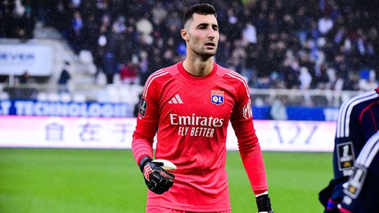 Greif pomohol Lyonu k remize Aston Villa a Porto si z ihrisk superov odniesli do odvety cenny naslok