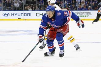 Na sancu cakal tri roky nastupil s cislom Demitru Sykora debutoval v NHL ako 99 Slovak