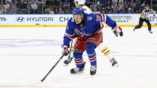 Na sancu cakal tri roky nastupil s cislom Demitru Sykora debutoval v NHL ako 99 Slovak