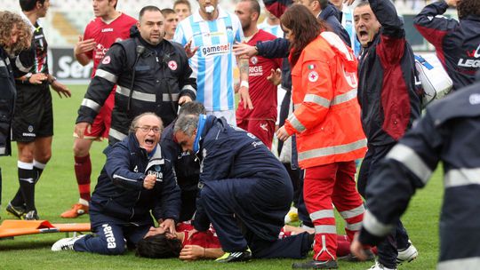 Najsmutnejsi futbalovy pribeh s dojivavym koncom Prisiel o rodicov brat spachal samovrazdu K umirajucemu Talianovi sa sanitka nedostala