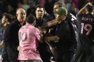 Neprijemny incident pre futbalovu hviezdu fanusik zrazil messiho zasah ochrany