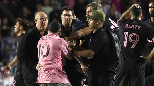 Neprijemny incident pre futbalovu hviezdu fanusik zrazil messiho zasah ochrany