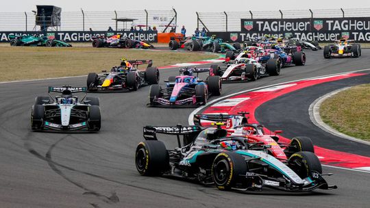 Start ciel V Cine dominoval taliansky mladik Antonelli Hamilton na podium Verstappen mimo trate