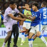 kopance z vyskoku udery do hlavy 23 cervenych kariet v brazilii sa strhla hromadna bitka aku futbal este nezazil