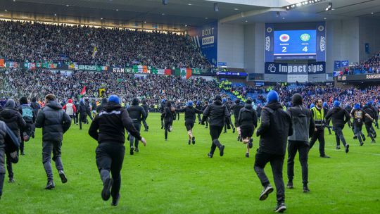 nechutny zaver glasgowskeho derby penalta cecha zabezpecila postup celticu na travniku vypukol chaos