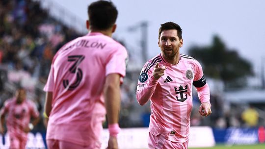 pokoril dlhocneho rivala cristiana ronalda argentincan lionel messi sa zapisal do historie