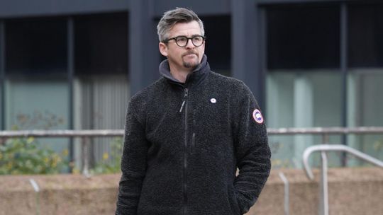 poskodeny skoncil v nemocnici so zraneniami tvare a rebier byvaly hrac manchestru city sa ocitol v putach