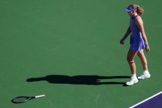 rozbila raketu hadala sa s rozhodcami a zostala nahnevana na legendu ruska tenistka mala po prehre s ceskou poriadne nervy