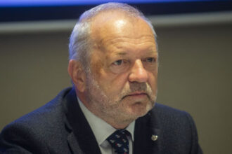 skandalozne spravanie muza voci zene byvaly statny tajomnik za SaS fyzicky napadol svoju hracku a dostal exemplarny trest