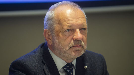 skandalozne spravanie muza voci zene byvaly statny tajomnik za SaS fyzicky napadol svoju hracku a dostal exemplarny trest