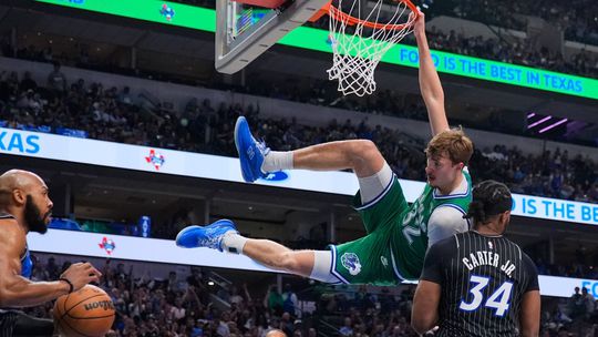 Fantasticky rekord Doncicovho nastupcu Flagg sa zapisal do historie NBA Dallas aj tak prehral
