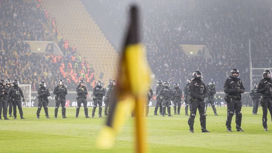 Mozne len na Slovensku Pozrite sa co predvdzali nemecki ultras Policia ich prenasledovala po stadione