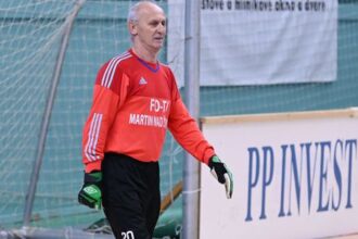 Na Pozitavi pise krasny pribeh takmer 70 rocny brankar Nevie co su lieky ani vysoky tlak A keby ste poznali moju zivotospravu smeje sa