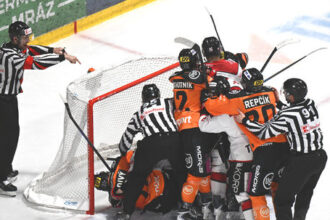 V play off sa predviedol ako nikto iny Jeho rozhodnutie vsetkych sokovalo Neviem co ho drzi na Slovensku Asi si oblibil Zemplinsku Siravu