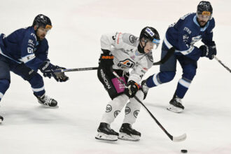 sklamanie domacich fanusikov na nepelovom stadione oceliari odmietli koniec sezony seria sa vracia do kosic