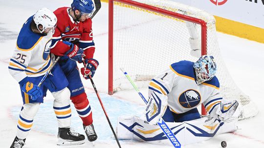Namiesto osialu hrobove ticho Slafkovsky bodoval dostal uder do krku a Montreal smutil