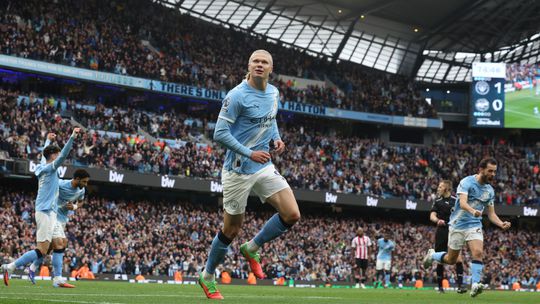 Suverenny Manchester City zostal v hre o titul Liverpool urobil krok k Lige majstrov