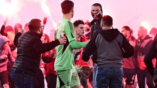 napadnuty slovak derby prazskych s skoncilo v chaose rozhodca zapas predcasne ukoncil
