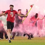 Ceskou republikou zmieta skandal skupina 25 fanusikov slavie surovo napadla pat muzov traja z nich skoncili s vaznymi zraneniami
