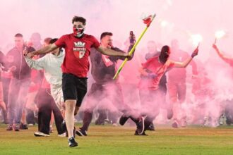 Ceskou republikou zmieta skandal skupina 25 fanusikov slavie surovo napadla pat muzov traja z nich skoncili s vaznymi zraneniami