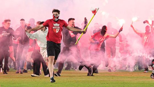 Ceskou republikou zmieta skandal skupina 25 fanusikov slavie surovo napadla pat muzov traja z nich skoncili s vaznymi zraneniami