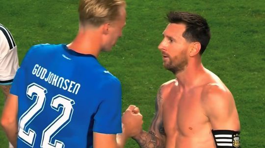 Dobr den pamata te si na mna Hrava li ste s mojim otcom Hviezdny Messi na moment od prekvapenia stratil rec