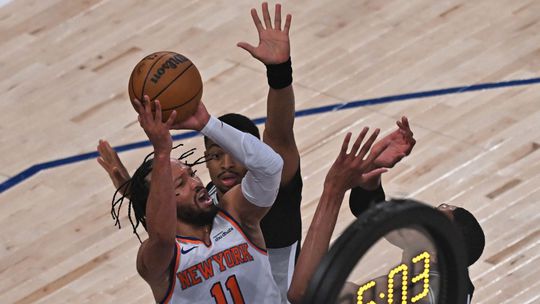 Domaci prehravali uz o 29 bodov Historicky obrat New Yorku Knicks od titulu ich deli len jedna vyhra