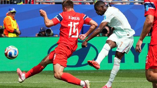 Famousny Dembl zostrelil Nrov hetrikom Franczi suverenne ovldli svoju skupinu Senegal predviedol proti Iraku glov ou