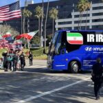 Iranska vyprava vstupila na americku podu Pred oknami autobusu mavali izraelskymi vlajkami