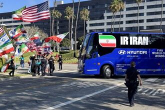 Iranska vyprava vstupila na americku podu Pred oknami autobusu mavali izraelskymi vlajkami