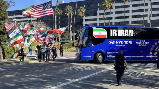 Iranska vyprava vstupila na americku podu Pred oknami autobusu mavali izraelskymi vlajkami